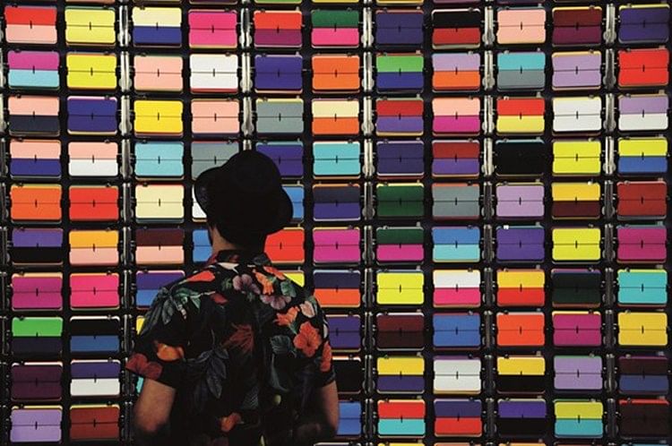 一名观众在欣赏澳洲艺术家Rebecca Bauman的作品《Automated Colour Field (Variation V)》。