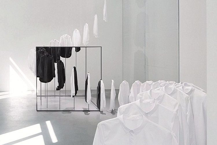 Nendo与时尚品牌Cos合作的装置作品，以后者的白衬衫为主角。 